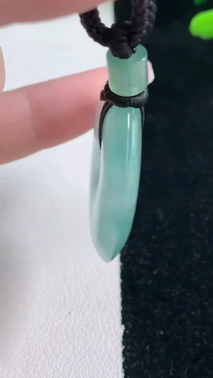 天然A货翡翠种飘花平安扣吊坠，尺寸34.4-5.7，重量:18.29g
2月5日