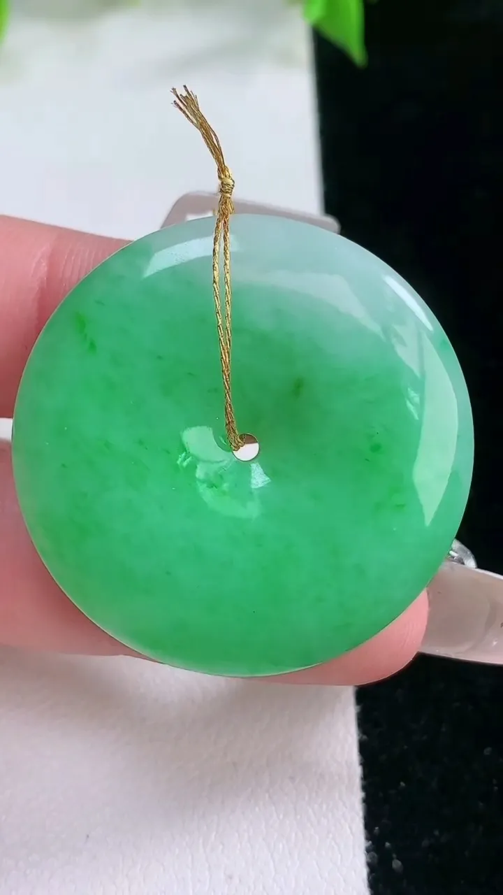 天然A货翡翠平安扣吊坠，尺寸32.4-5.4，重量:14.90g
2月5日