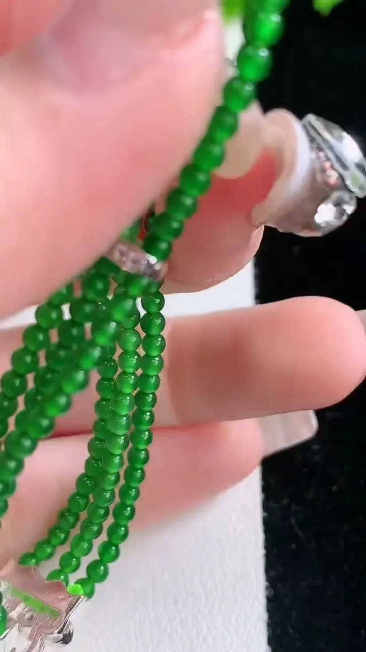 天然A货翡翠小米珠三排手串，尺寸2.4，重量:9.17g2月5日
工厂直销收藏佳品,种好水足，色泽均匀，有种有色，上手高大气！