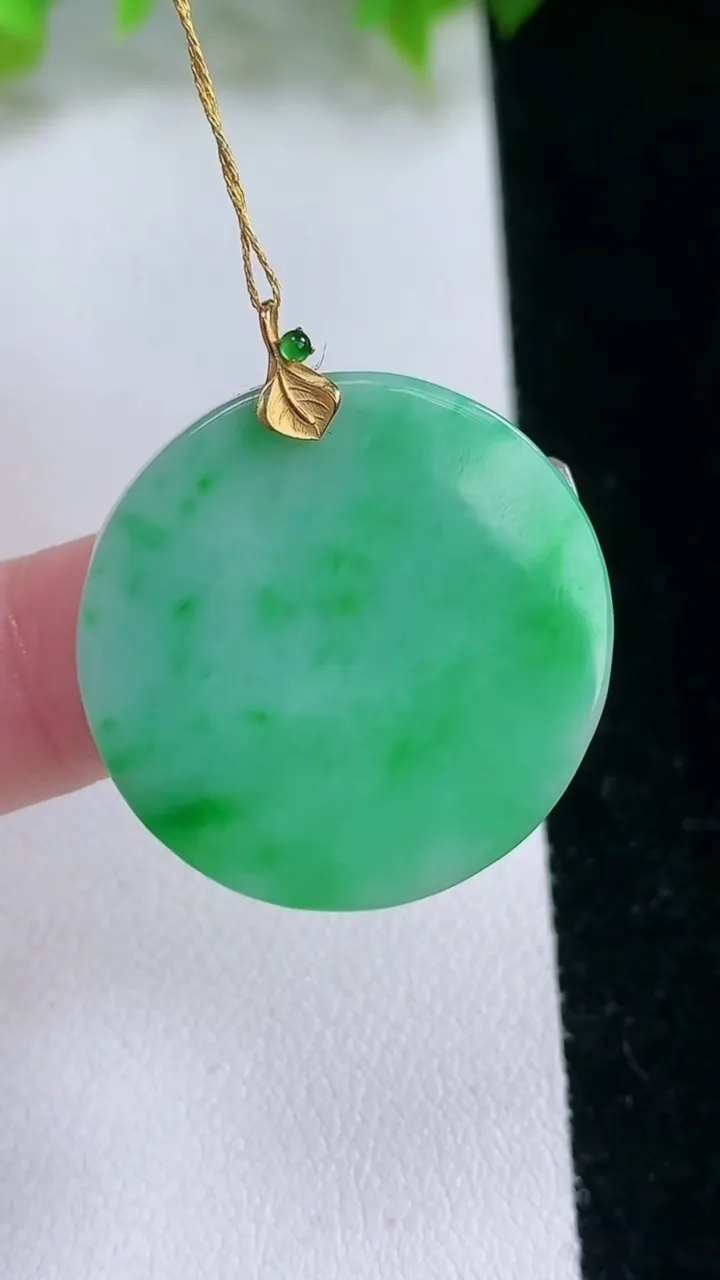 天然A货翡翠无事牌吊坠，尺寸27.3-3.4，重量:7.16g
2月5日