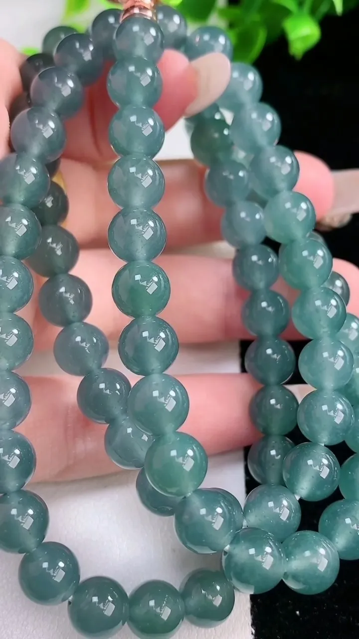 天然A货翡翠圆珠项链，尺寸7.6-77颗，重量:66.19g2月5日
工厂直销收藏佳品,种好水足，色泽均匀，有种有色，上手高大气！