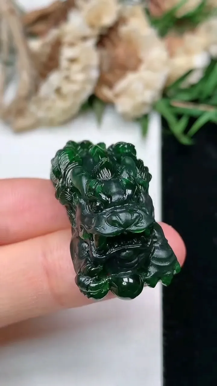 天然A货翡翠貔貅吊坠，尺寸37.6-14.5-14，重量:14.95g
2月5日
