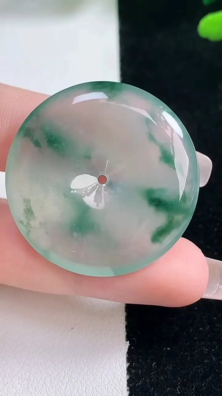 天然A货翡翠种飘花平安扣吊坠，尺寸34.3-5.5，重量:13.15g
2月5日