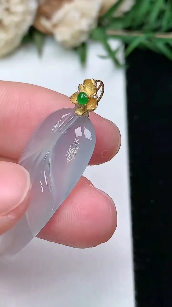 天然A货翡翠白冰金枝玉叶 叶子吊坠，尺寸27.5-14.3-4.5，重量:3.47g
2月5日