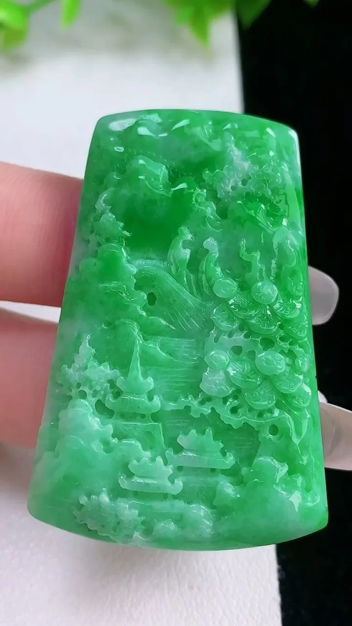 天然A货翡翠山水牌吊坠，尺寸48-31.2-5.5，重量:20.49g
2月5日