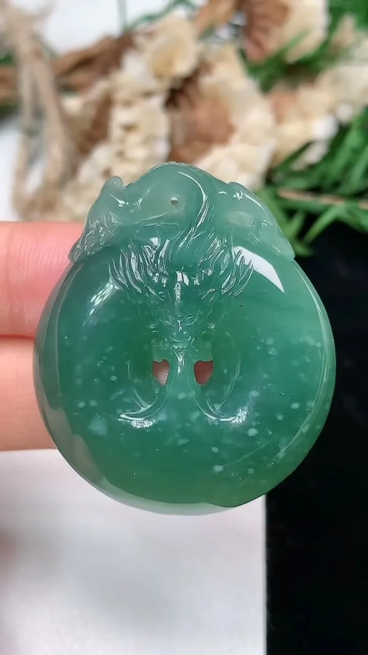 天然A货翡翠蓝水龙牌吊坠，尺寸38.3-32.9-8.2，重量:19.34g
2月5日