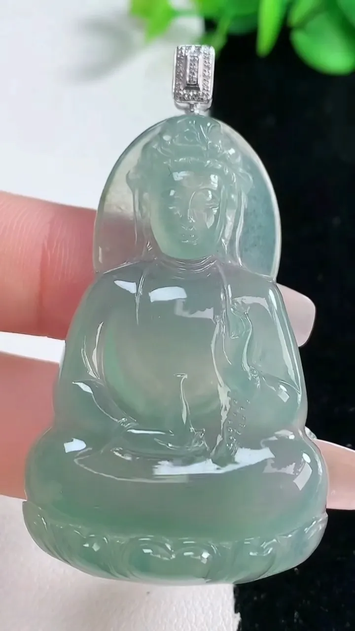天然A货翡翠观音菩萨吊坠，尺寸50.5-32.2-5.9，重量:17.46g
2月5日