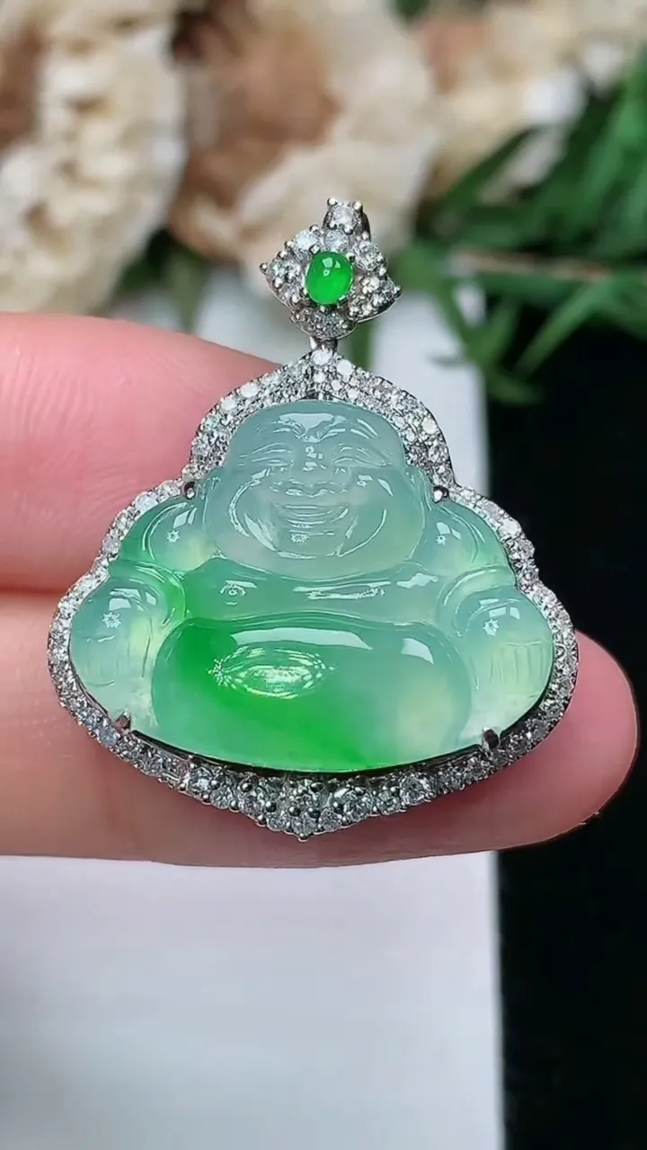 天然A货翡翠佛公吊坠，尺寸29.3-23.8-8.2，裸石16.4-21，重量:5.48g
2月5日