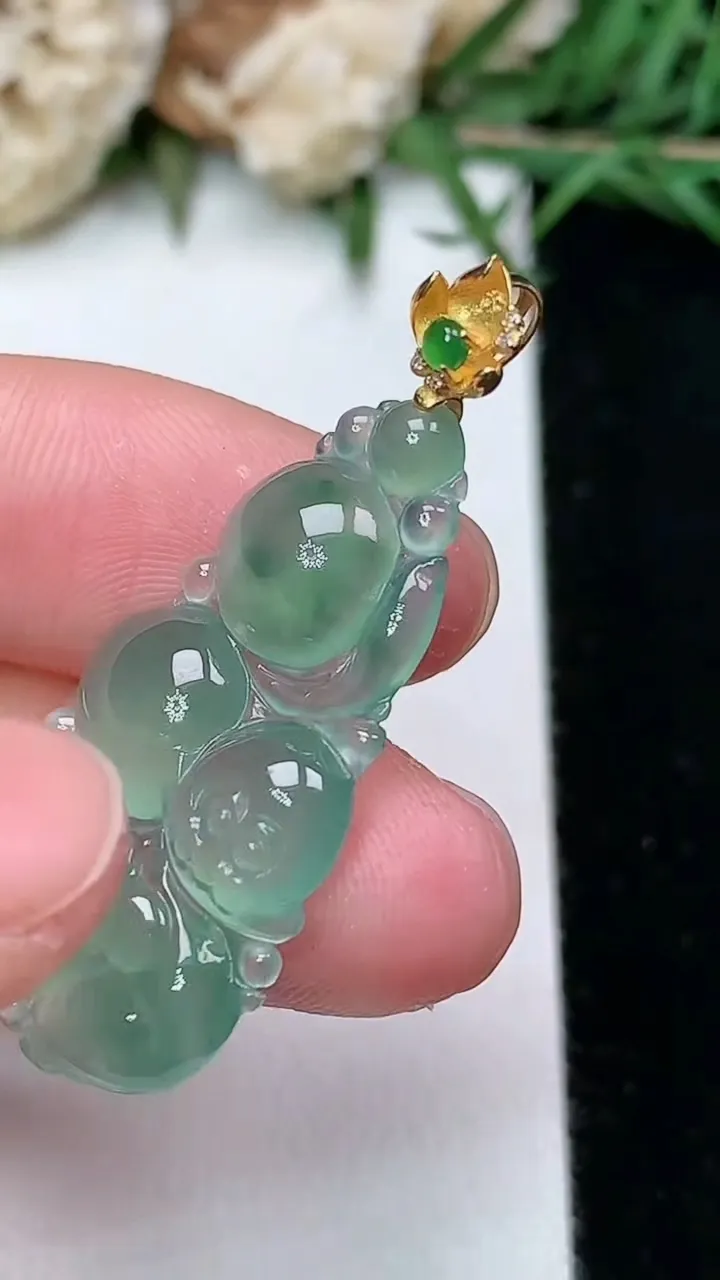 天然A货翡翠飘花生肖猴吊坠，尺寸31.8-17.8-4.6，重量:3.78g
2月5日