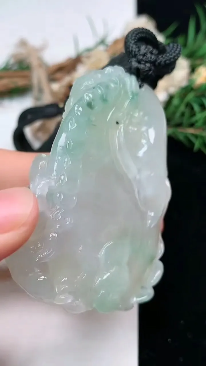 天然A货翡翠飘花福袋吊坠，尺寸59-42-11.8，重量:59.86g
2月5日