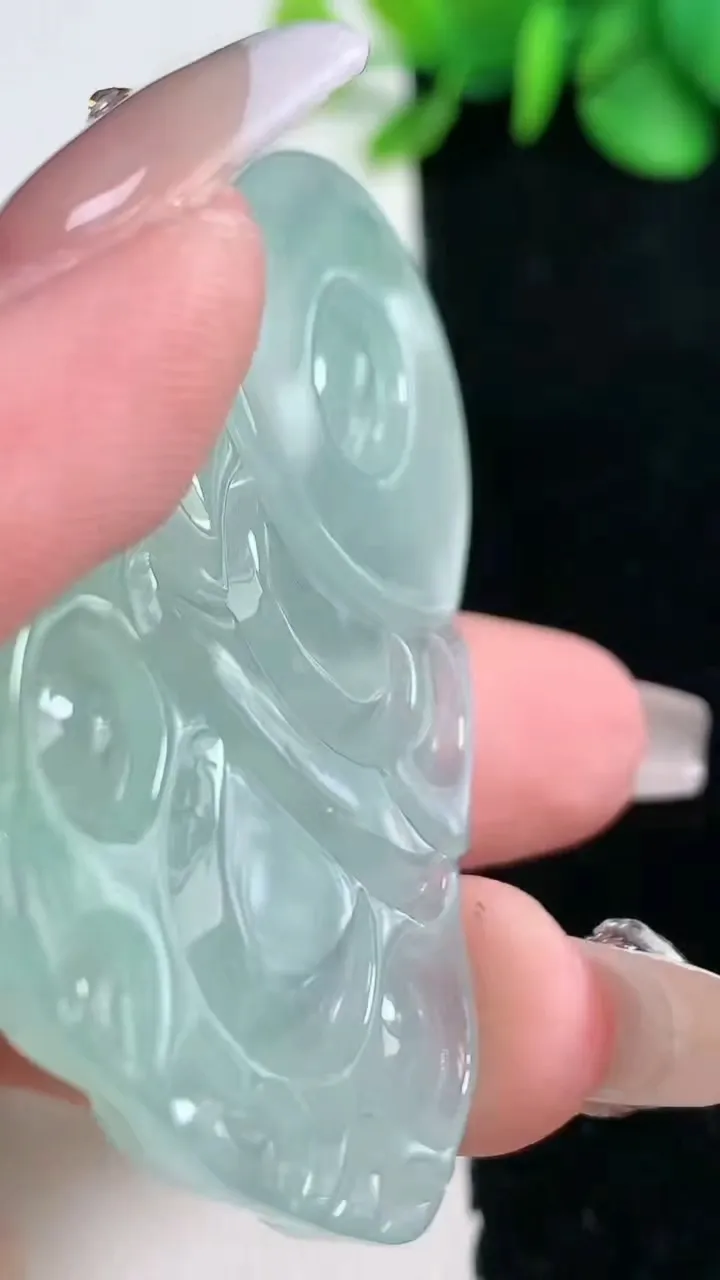 天然A货翡翠观音菩萨吊坠，尺寸57.2-37.2-5.6，重量:21.07g
2月5日