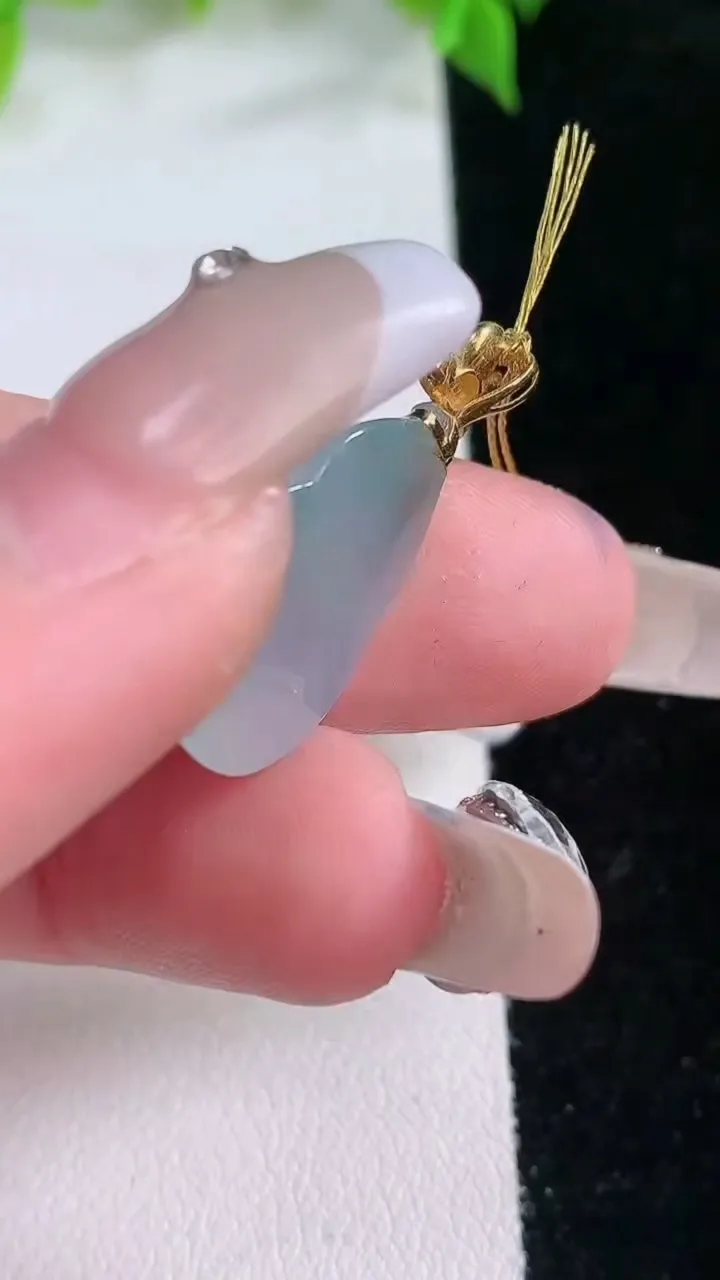 天然A货翡翠种飘花葫芦吊坠，尺寸19-14-5.7，重量:3.02g
2月5日