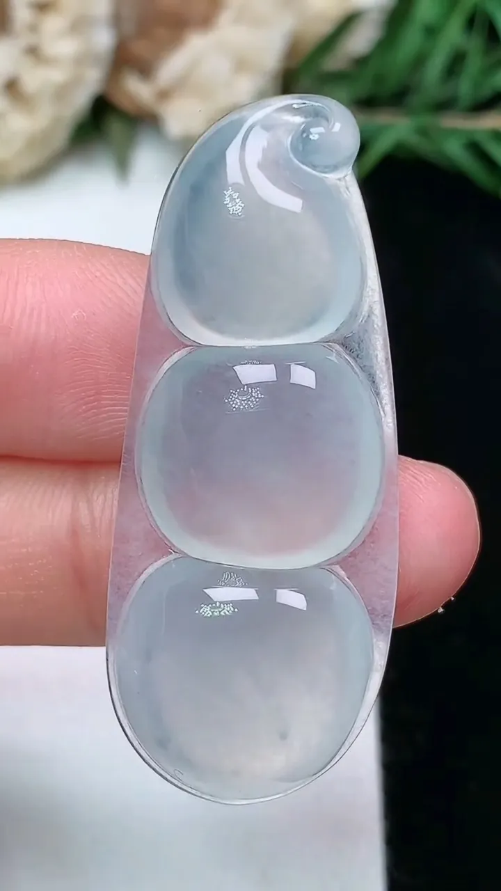 天然A货翡翠白冰福豆吊坠，尺寸43.6-17.3-5.8，重量:7.24g
2月5日