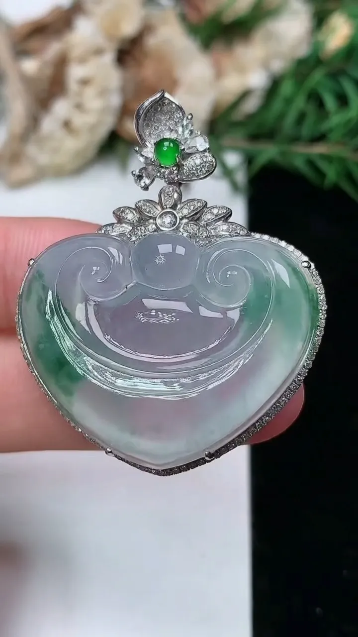 天然A货翡翠飘花如意头吊坠，尺寸41.8-34-10.5，裸石24.7-31.9
2月5日，重量:12.67g