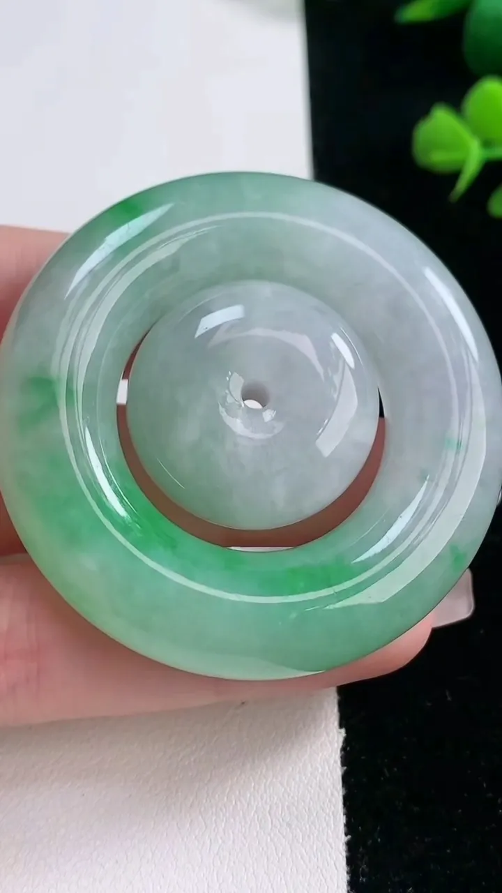 天然A货翡翠母子平安扣吊坠，尺寸51-11-12，重:64.32g
2月5日