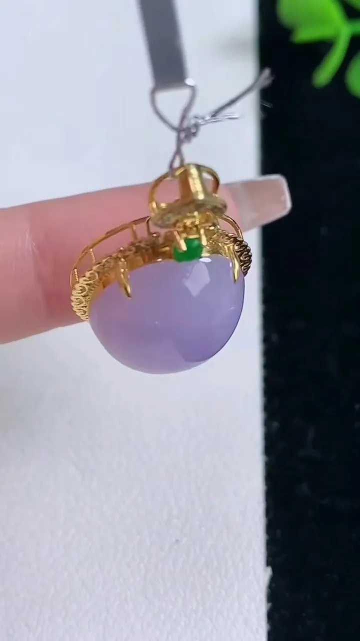 天然A货翡翠18K金紫罗兰蛋面吊坠，尺寸27.4-17.3-10，裸石16.7-14.7重量:4.86g
2月5日