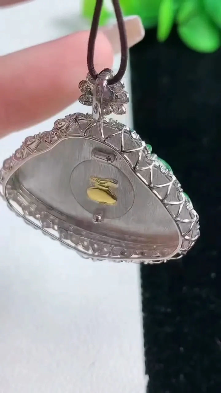 天然A货翡翠佛公吊坠，尺寸35.8-34.8-6.9，裸石22.1-31.3重量:6.28g
2月5日