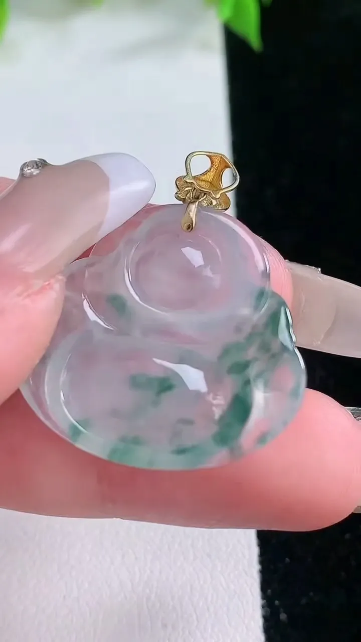 天然A货翡翠种飘花佛公吊坠，尺寸24.3-27.2-4.8，重量:5.14g
2月5日