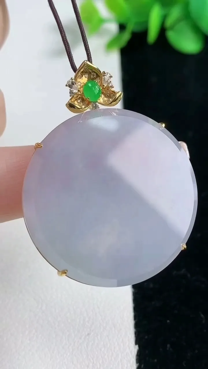 天然A货翡翠18K金紫罗兰无事牌吊坠，尺寸32.7-7.3，重量:14.29g
2月5日