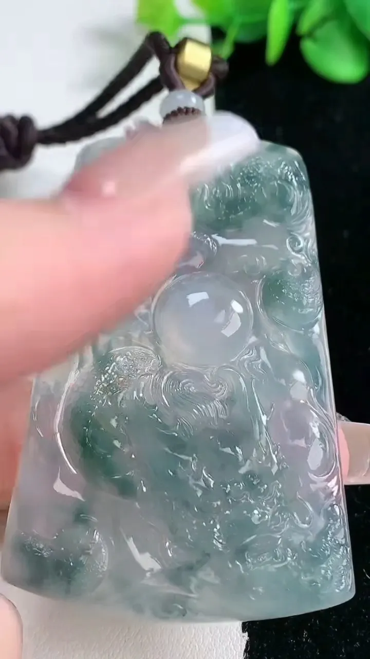 天然A货翡翠种飘花龙牌吊坠，尺寸60.2-38.5-4.9，重量:33.76g
2月5日