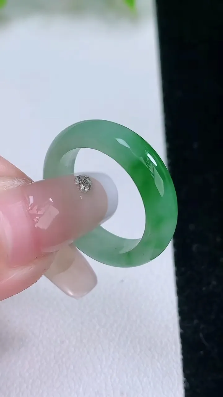 天然A货翡翠指环戒指，尺寸17.4-5.2-3，重量:3.50g2026年2月5日
工厂直销收藏佳品