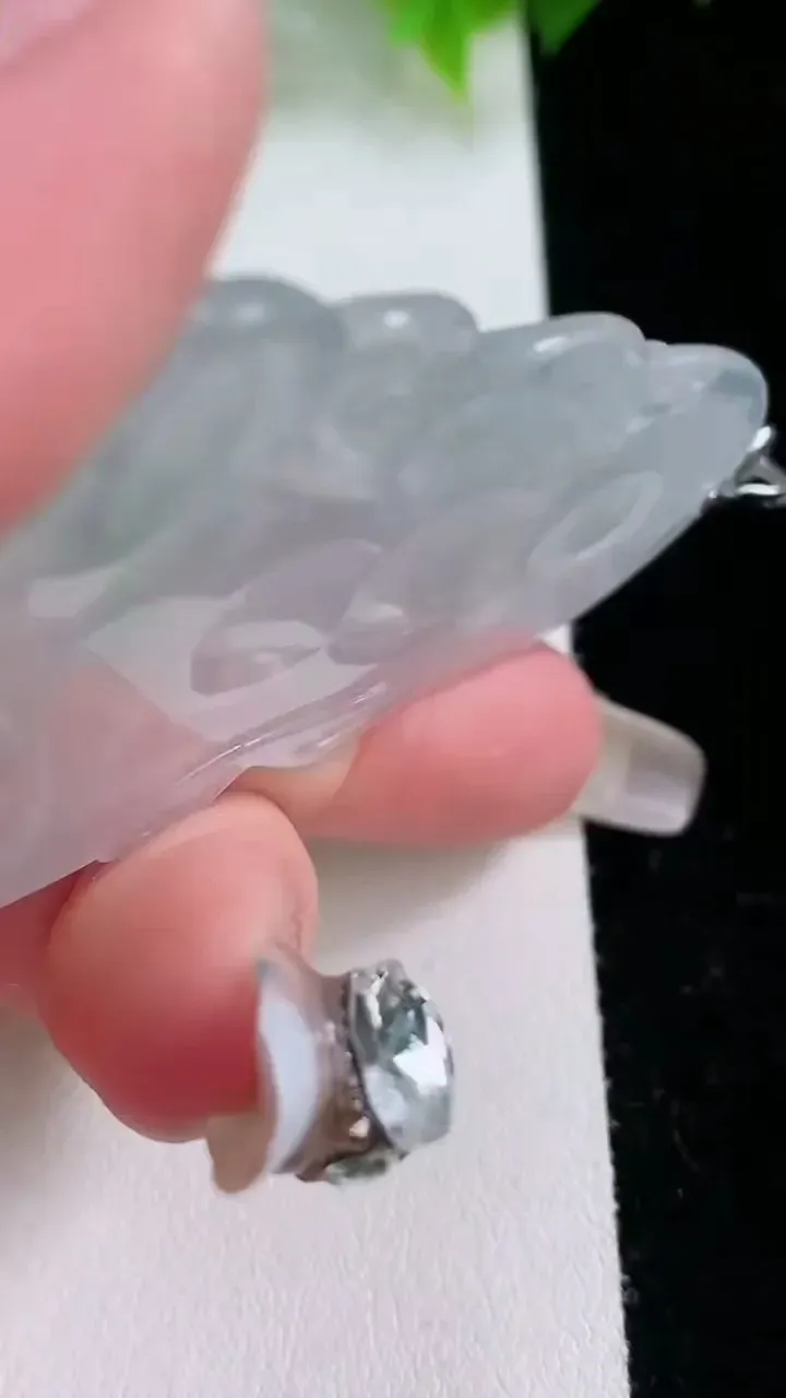 天然A货翡翠种飘花度母观音吊坠，尺寸60.5-36.2-5，重量:18.65g
2月5日