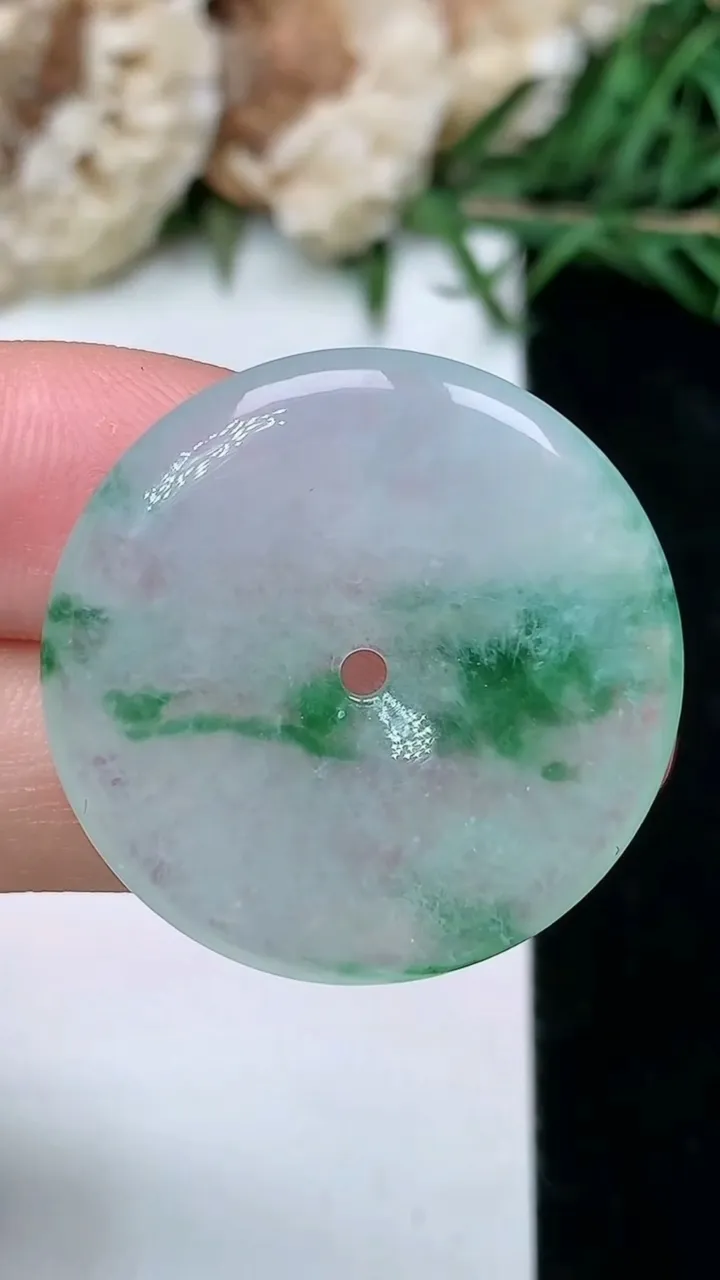 天然A货翡翠飘花平安扣吊坠，尺寸28-4.6，重量:7.86g
2月5日