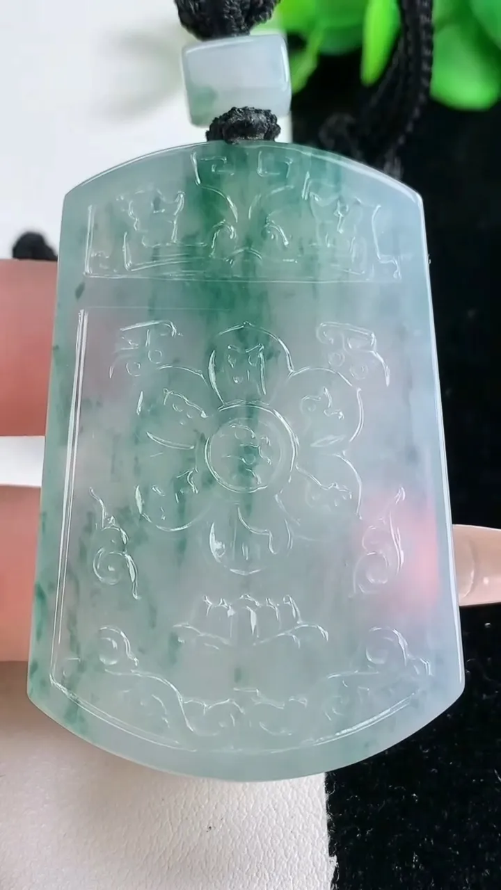 天然A货翡翠种飘花仿古无事牌吊坠，尺寸54-35.7-5.7，重量:32.96g
2月5日