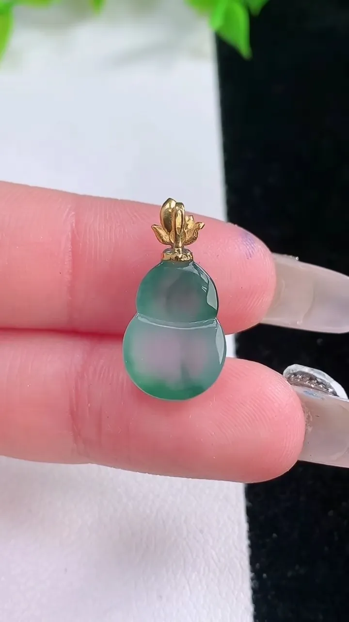 天然A货翡翠种飘花葫芦吊坠，尺寸13.6-10-5.6，重量:1.58g
2月5日