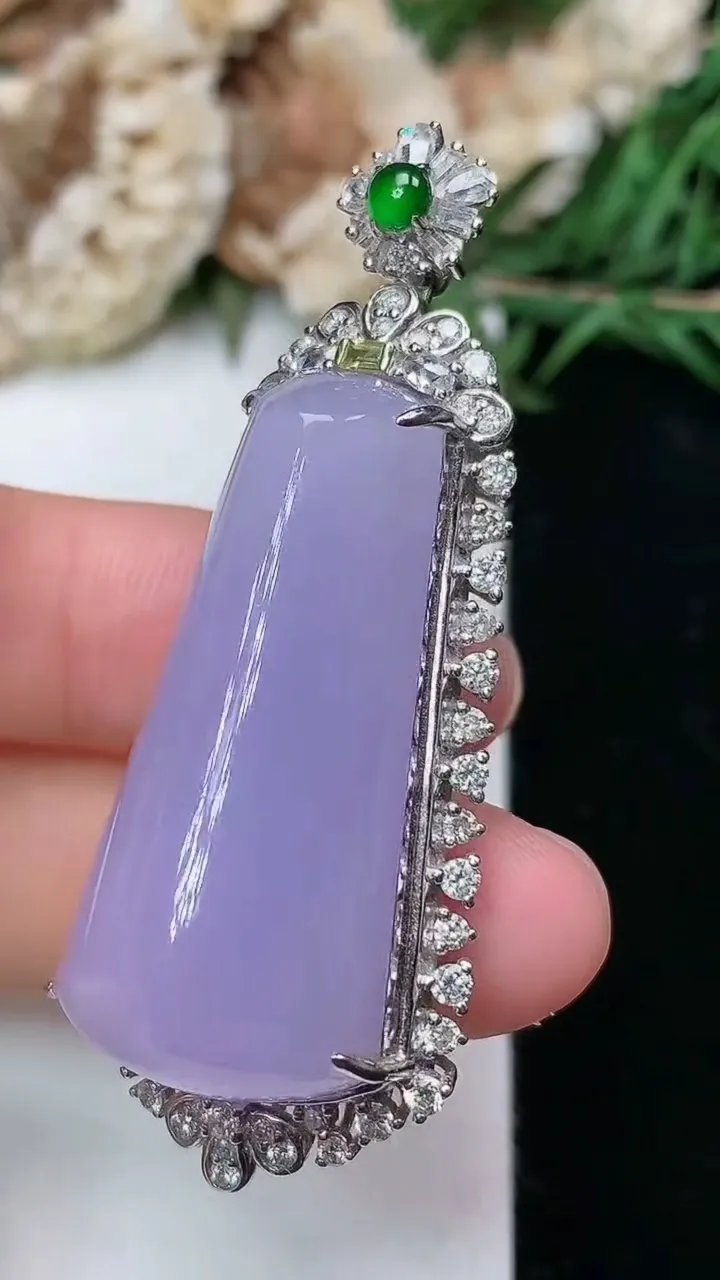 天然A货翡翠k金紫罗兰平安柱吊坠，尺寸53-20.7-16.7，裸石34.3-16，重量:19.56g
2月5日