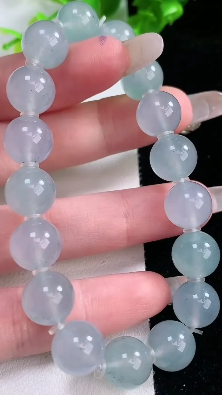 天然A货翡翠种飘花圆珠手串，尺寸10.7-17颗，重量:38.11g2月5日
工厂直销收藏佳品,种好水足，色泽均匀，有种有色，上手高大气！