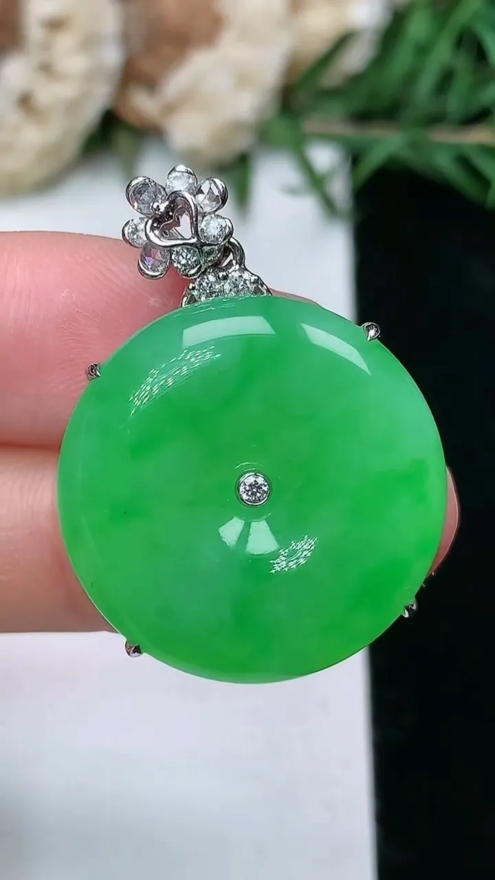 天然A货翡翠平安扣吊坠，尺寸22.9-7.5，重量:11.00g
2月5日