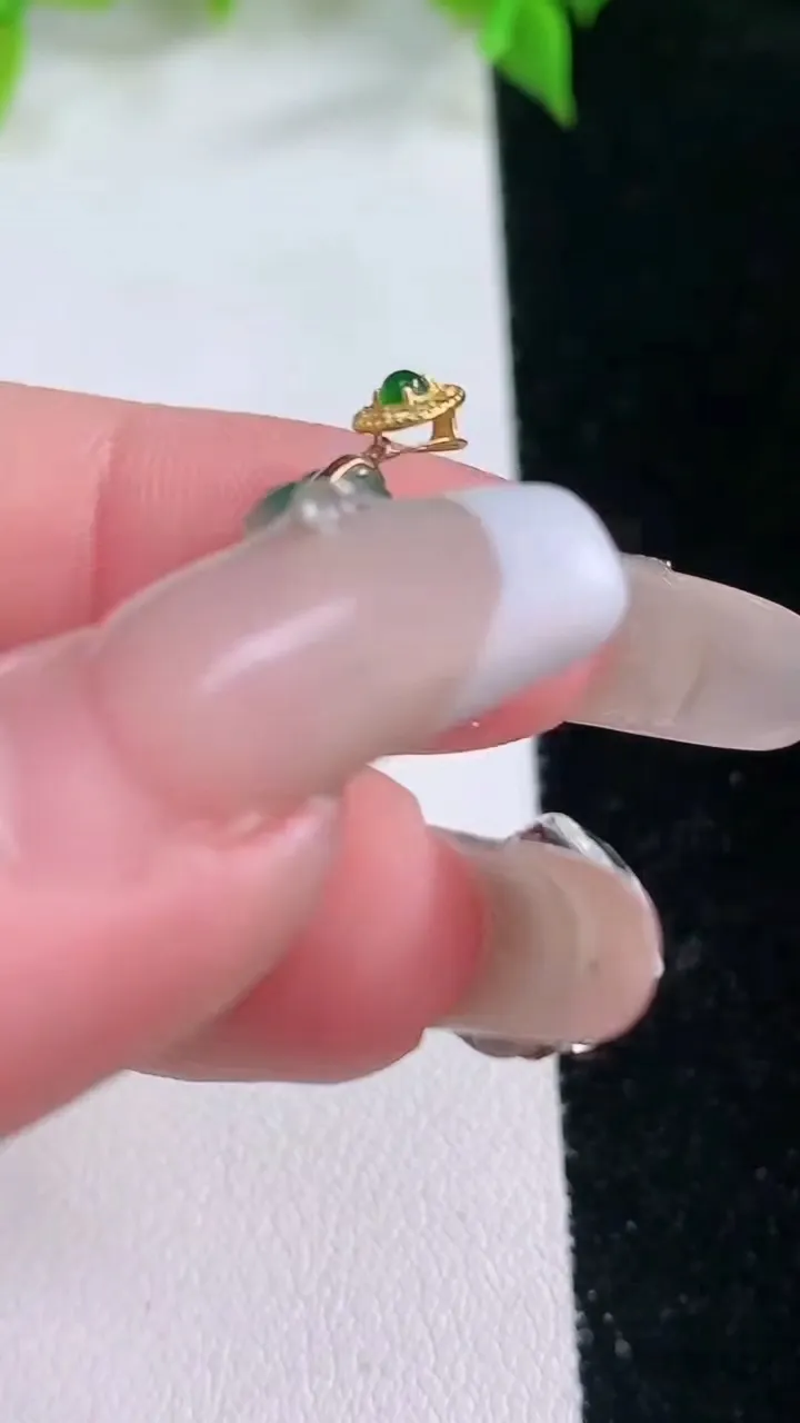 天然A货翡翠种飘花玉兰花吊坠，尺寸25-13-4.6，重量:3.49g
2月5日