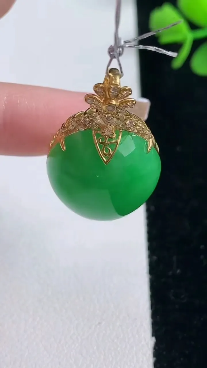 天然A货翡翠蛋面吊坠，尺寸32.7-22.2-18.5-10.8，重量:9.11g
2月5日