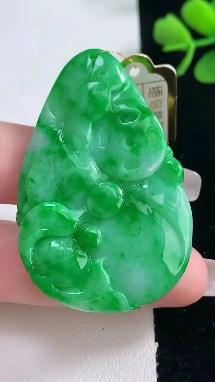 天然A货翡翠年年有余吊坠，尺寸50.2-32.4-7.9，重量:23.10g
2月5日