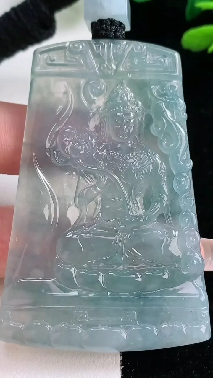 天然A货翡翠种飘花大势至菩萨吊坠，尺寸66.4-43.6-5.4，重量:42.49g
2月5日