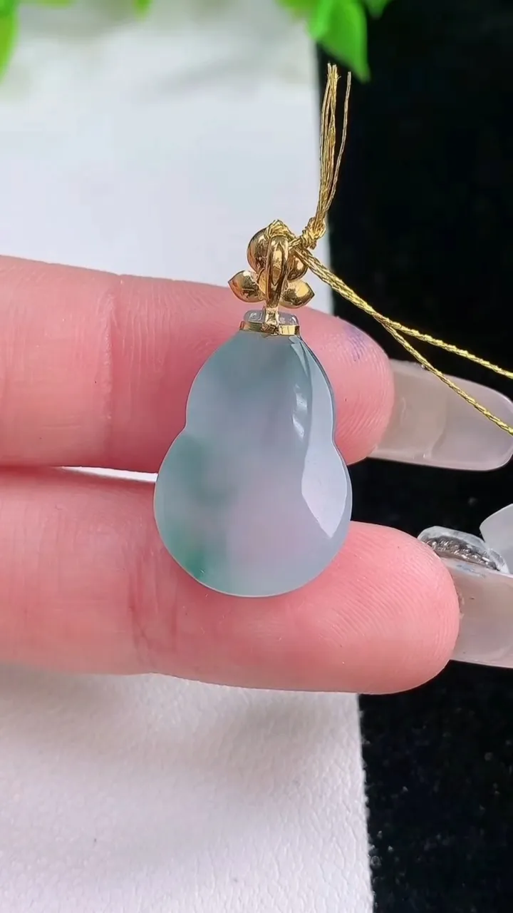 天然A货翡翠种飘花葫芦吊坠，尺寸19-14-5.7，重量:3.02g
2月5日