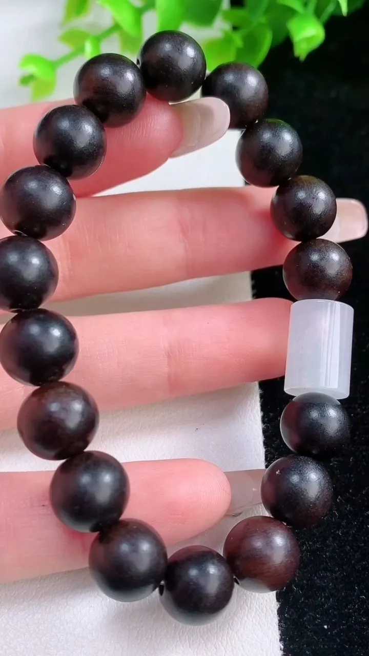 天然A货翡翠路路通檀香圆珠手串，尺寸13.3-9.3，重量:13.12g
2月5日
