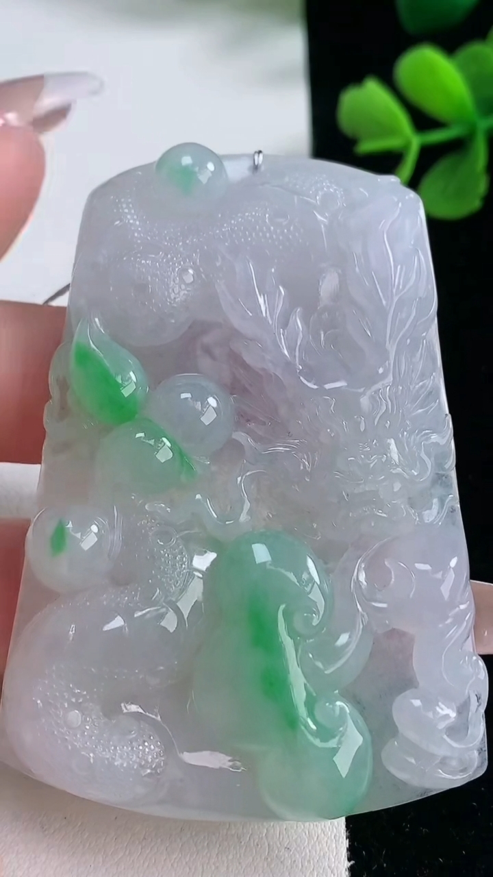 天然A货翡翠龙牌吊坠，尺寸65.2-44-7.3，重量:42.57g
2月5日