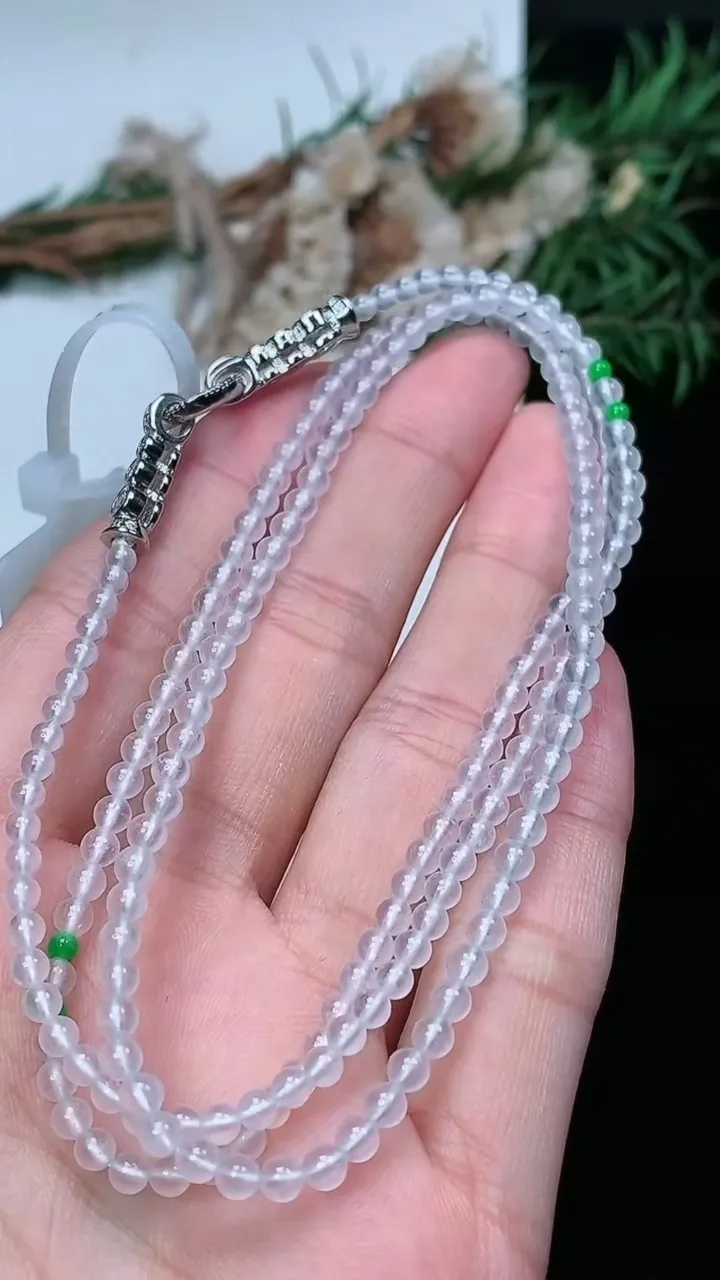 天然A货翡翠白冰小米珠项链，尺寸3.1-220颗，重量:13.30g2月5日
工厂直销收藏佳品,种好水足，色泽均匀，有种有色，上手高大气！