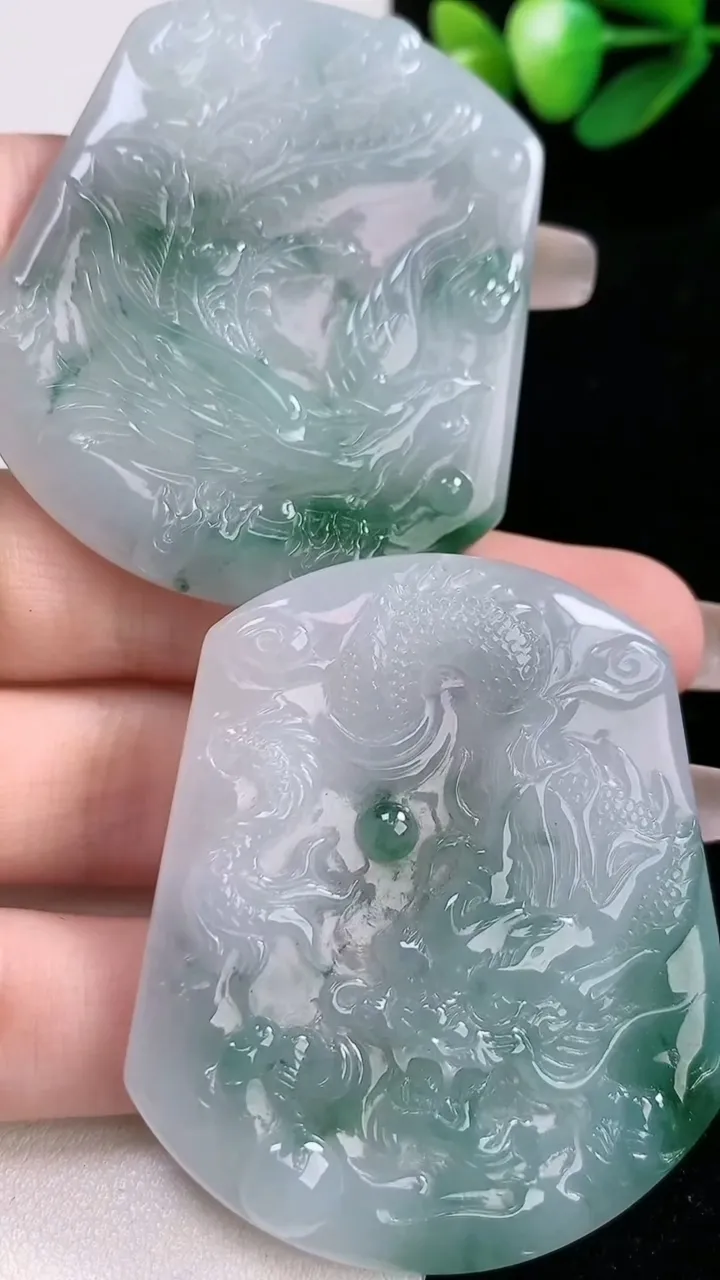 天然A货翡翠飘花龙凤呈祥吊坠一对，尺寸50.8-44-5.4，重:24.12g
2月5日