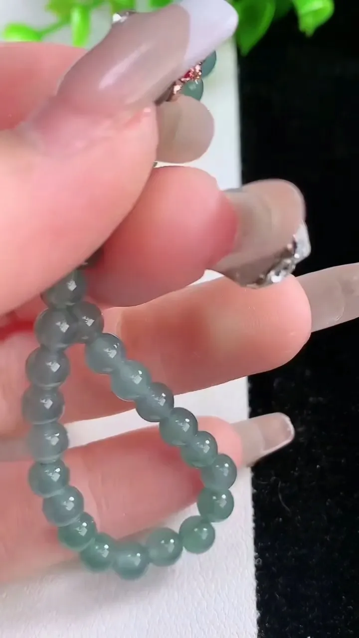 天然A货翡翠圆珠手串，尺寸4.8，重量:7.34g2月5日
工厂直销收藏佳品,种好水足，色泽均匀，有种有色，上手高大气！