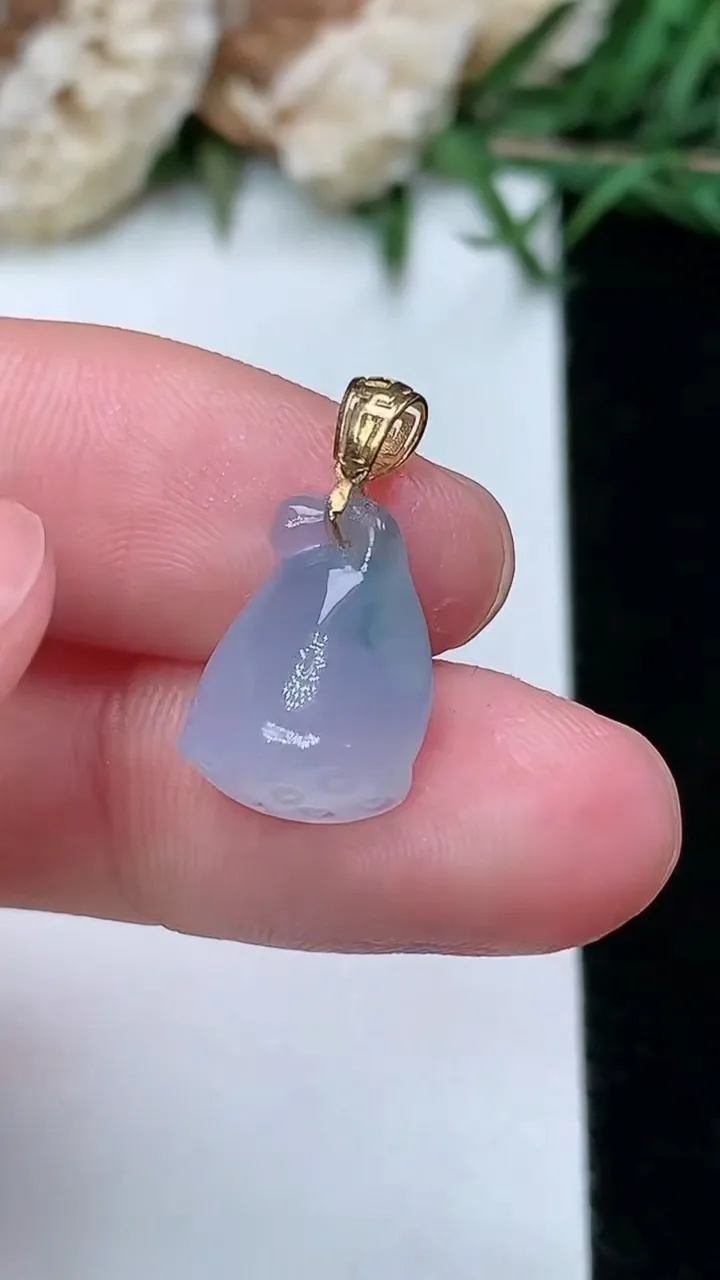 天然A货翡翠紫罗兰 飘花莲蓬吊坠，尺寸13-9.8-5.7，重量:1.40g
2月5日