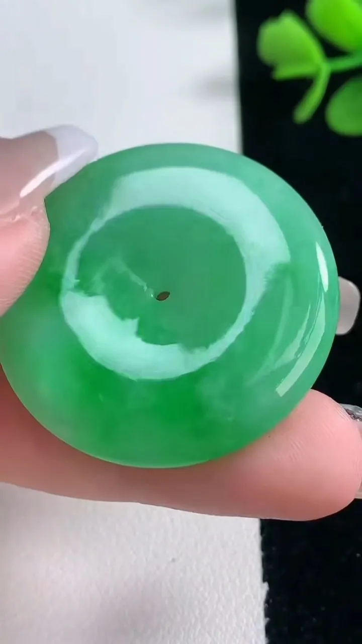 天然A货翡翠平安扣吊坠，尺寸35-5.4，重量:14.99g
2月5日