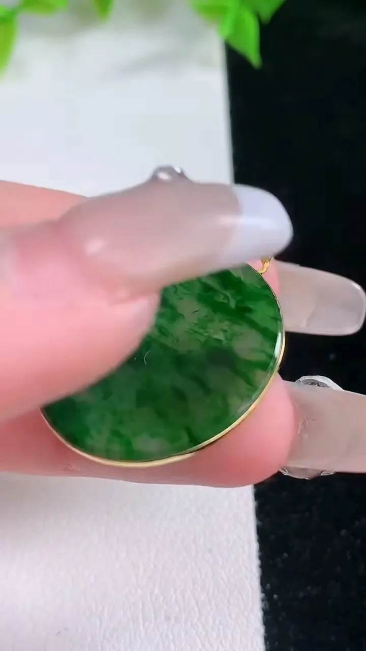 天然A货翡翠无事牌吊坠，尺寸25.2-1.5，重量:3.39g
2月5日