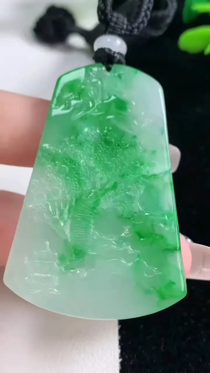 天然A货翡翠山水牌吊坠，尺寸52.8-34-5.7，重量:25.60g
2月5日