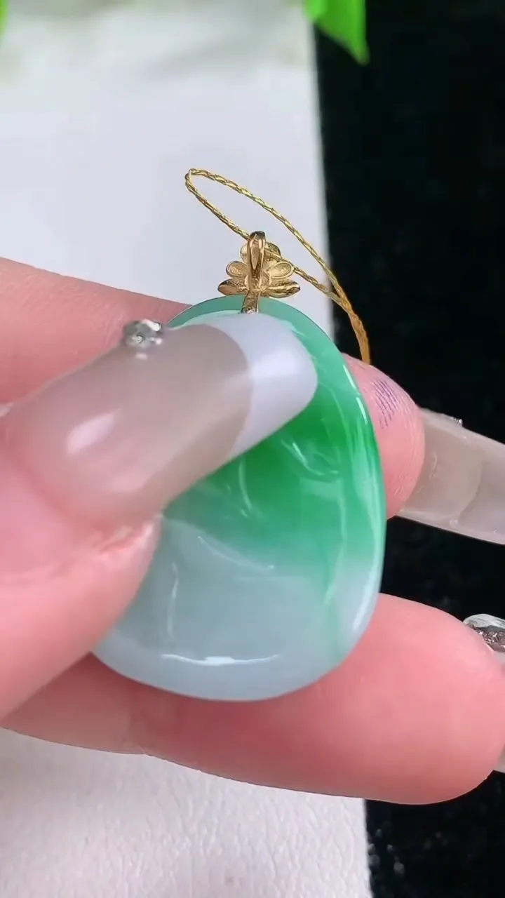 天然A货翡翠和和美美 荷叶鱼吊坠，尺寸25.6-20.4-6.2，重量:6.64g
2月5日