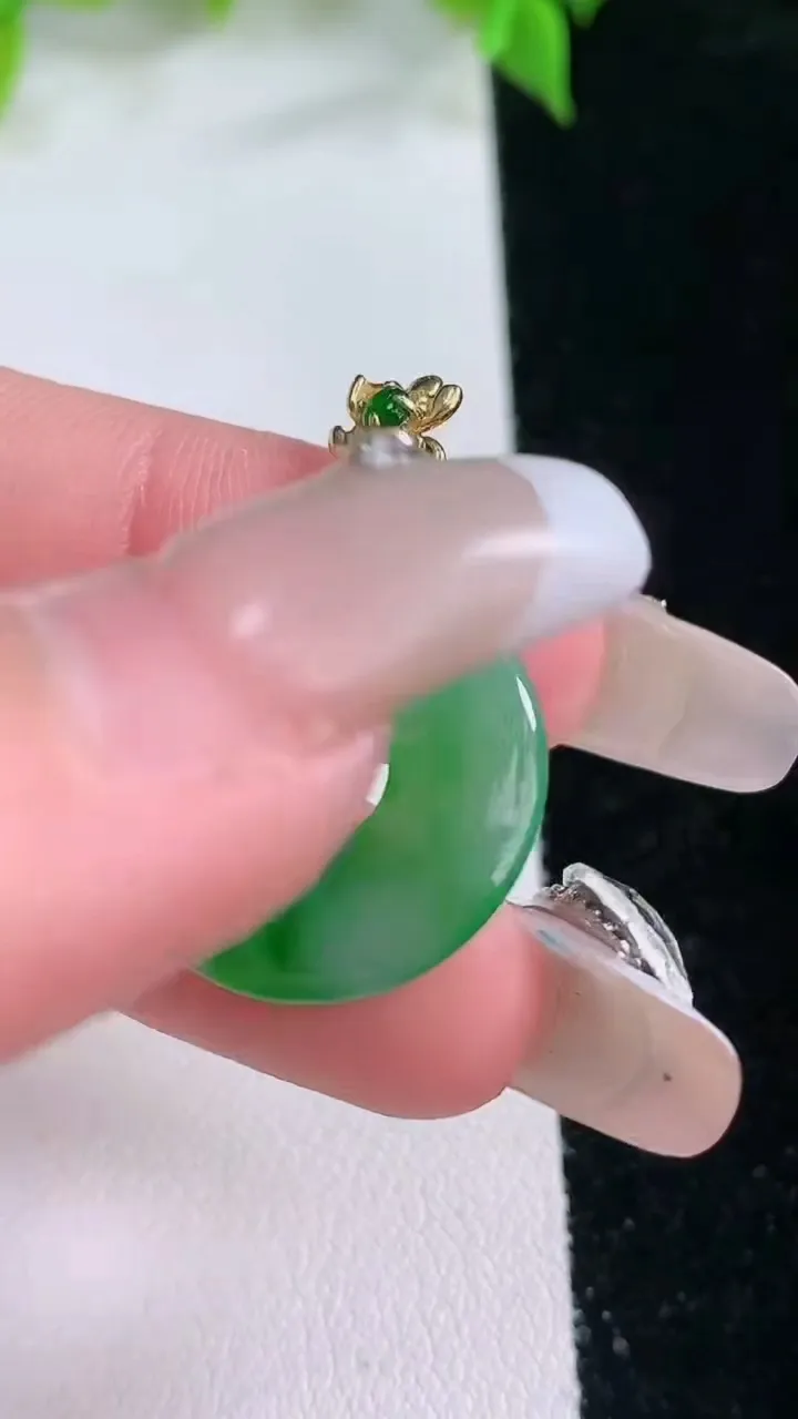 天然A货翡翠平安扣吊坠，尺寸19.7-2.7，重量:2.82g
2月5日
