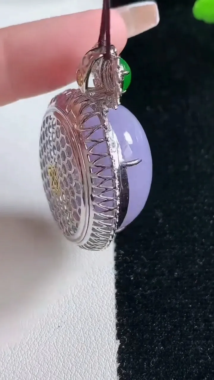 天然A货翡翠18K金紫罗兰蛋面吊坠，尺寸44.4-28.7-18，裸石25.3-22.3重量:20.29g
2月5日