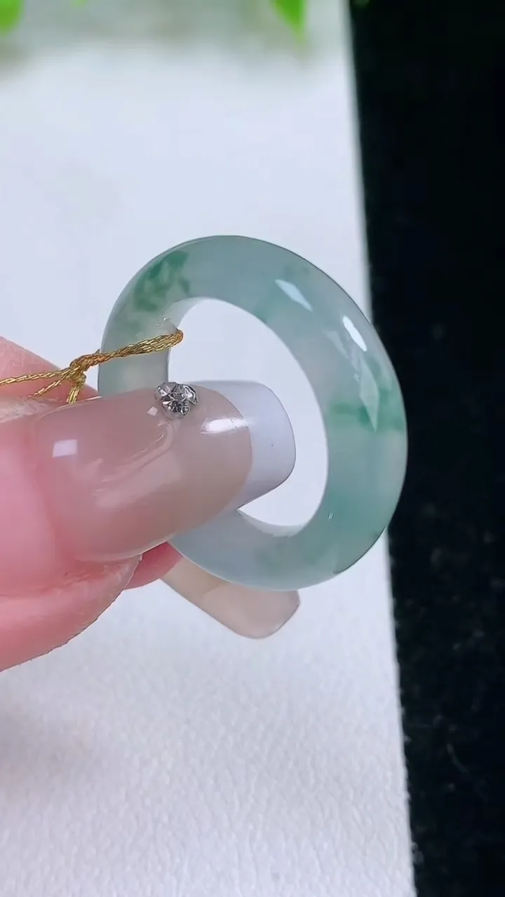 天然A货翡翠冰种飘花指环戒指，尺寸16.5-5-3.3，重量:4.01g2026年2月5日
工厂直销收藏佳品,种好水足，色泽均匀，有种有色，上手高大气！